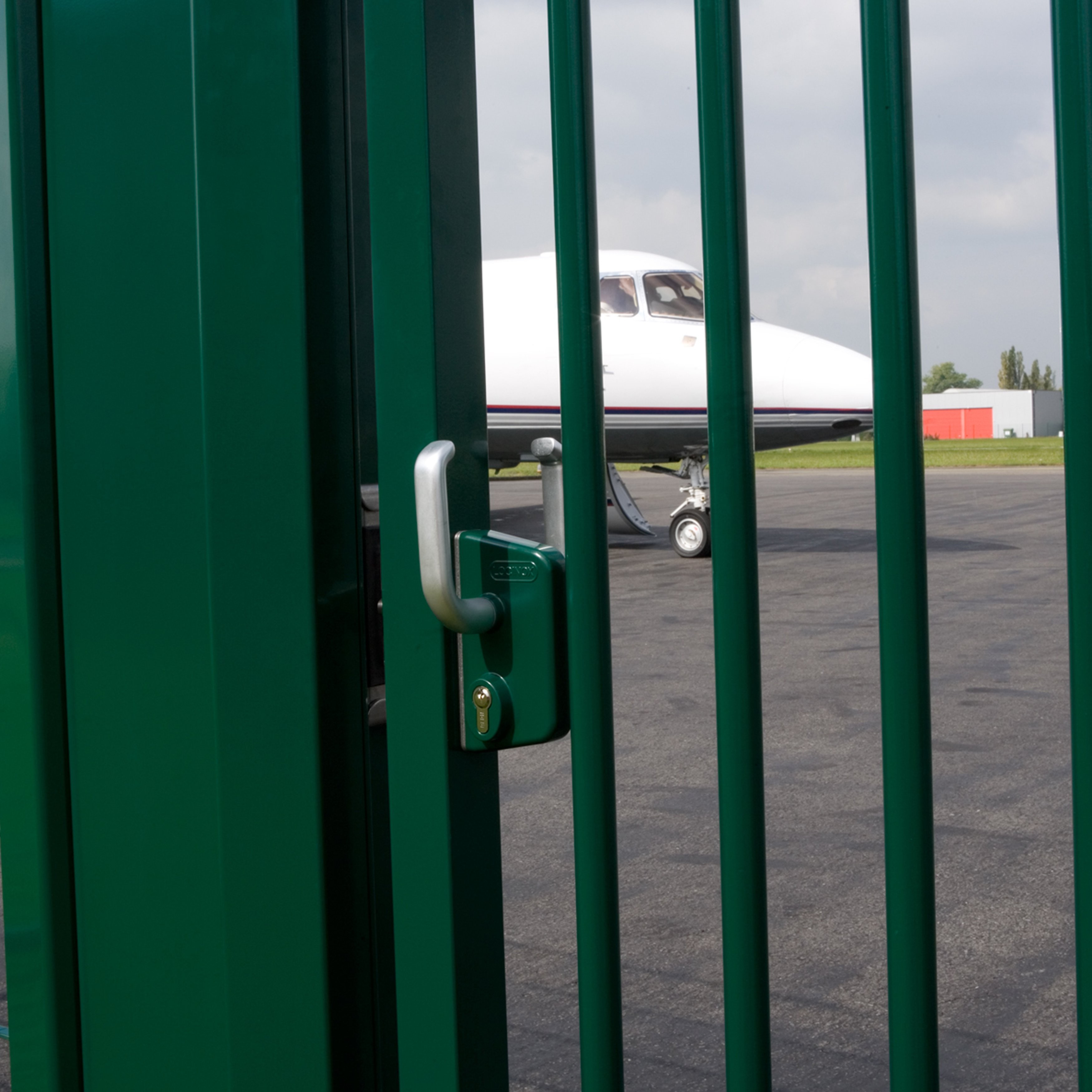 Locinox Surface-Mounted Sliding Gate Lock with Aluminum Handle Set for ...