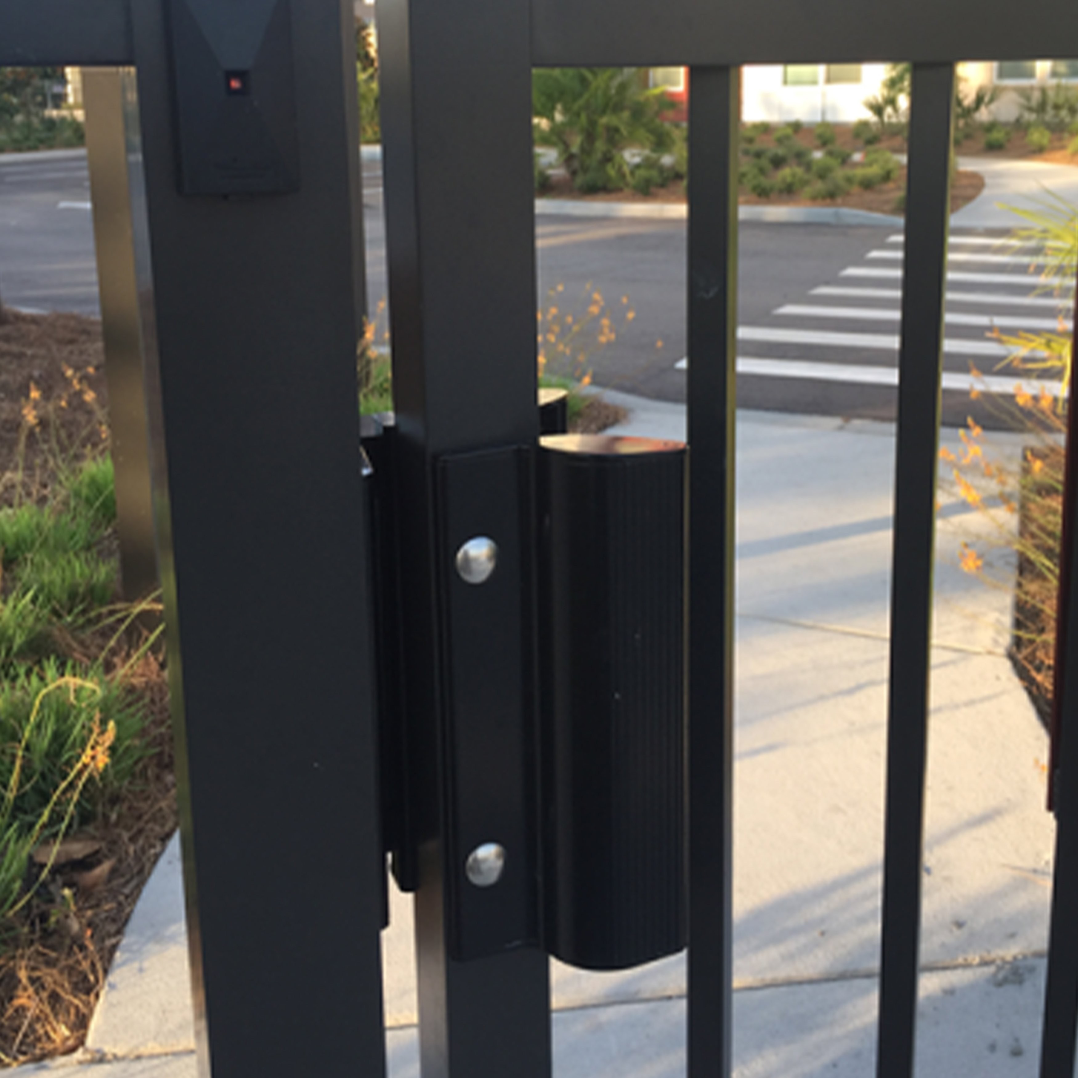 locinox-surface-mounted-electromagnetic-lock-with-pull-push-handles-1