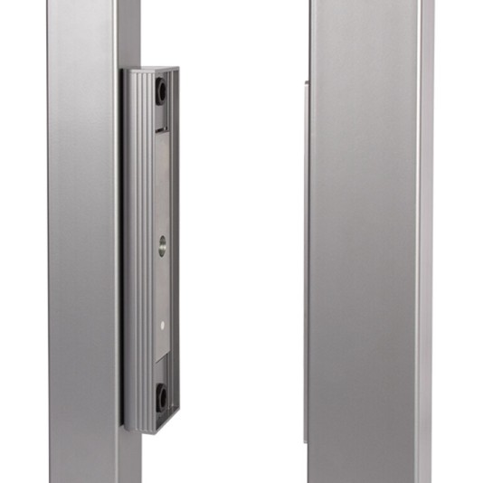 Integrated magnet lock for sliding gates in RAL 9005